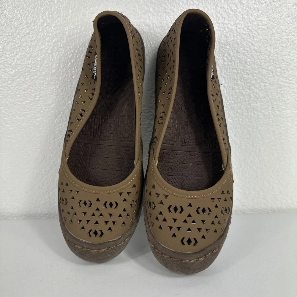 MukLuk sport Size 7 tan slip on Comfort Neutral Cut Outs Shoes Gently Used - Picture 6 of 7